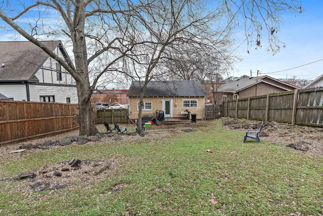 view of yard featuring an outdoor structure