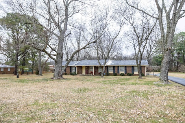 single story home with a front yard