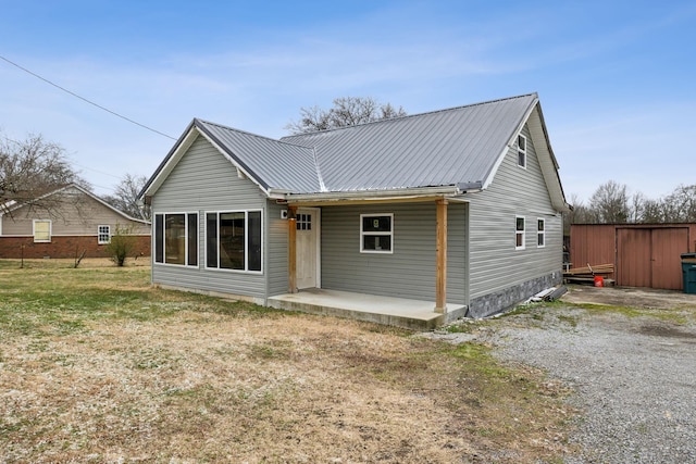 view of front facade featuring a patio and a front yard