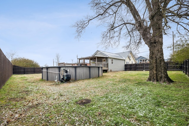 view of yard featuring a swimming pool