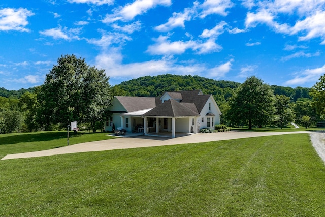 view of front of house with a front lawn