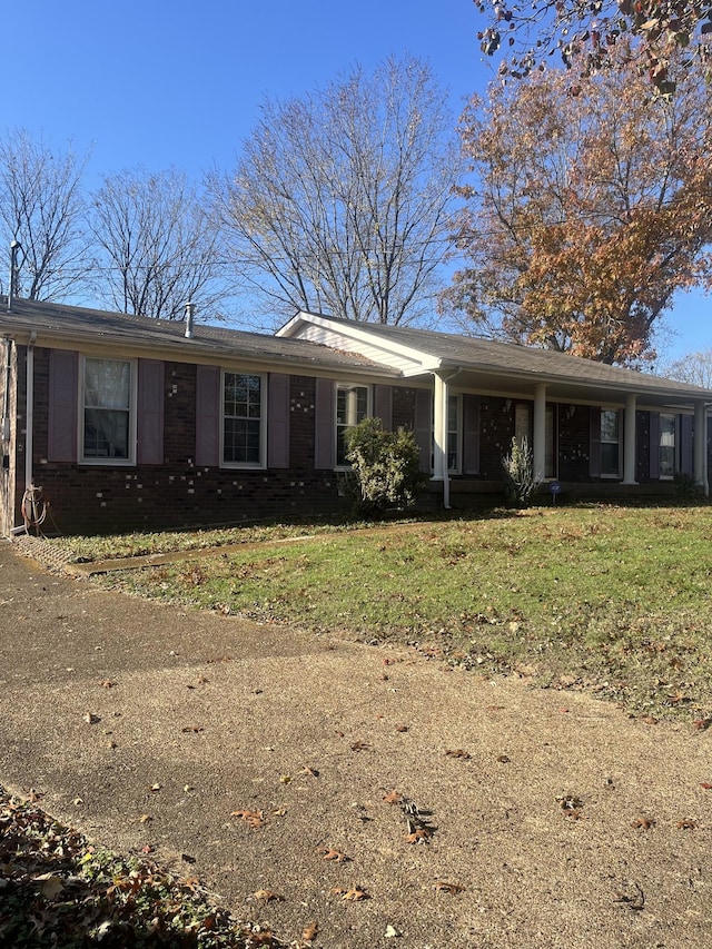 single story home featuring a front lawn