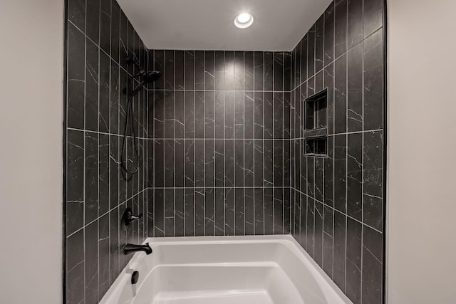 bathroom featuring tiled shower / bath