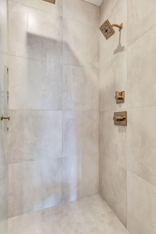 bathroom featuring a tile shower