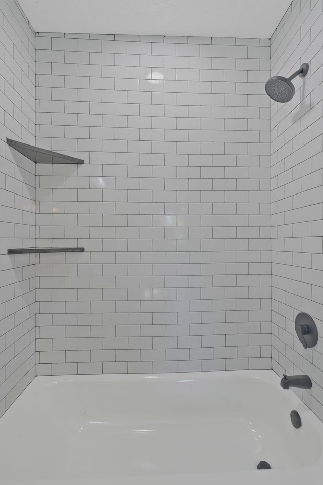 bathroom with tiled shower / bath combo