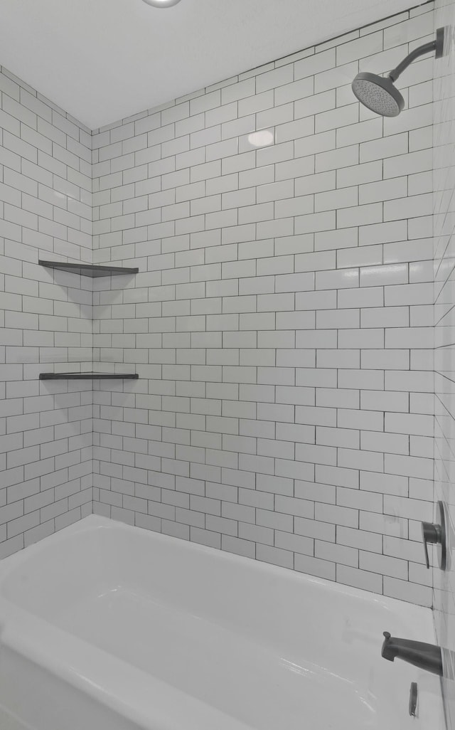 bathroom featuring tiled shower / bath combo