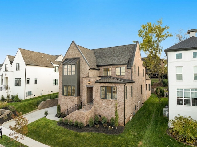 view of front of home featuring a front yard