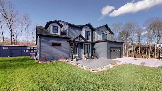 view of front of home featuring a front lawn and a garage