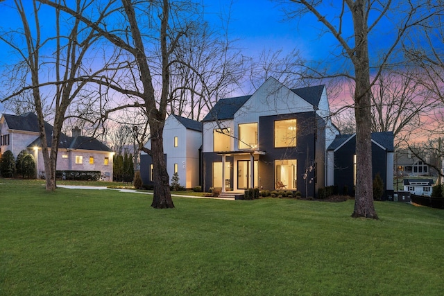 view of front facade featuring a lawn