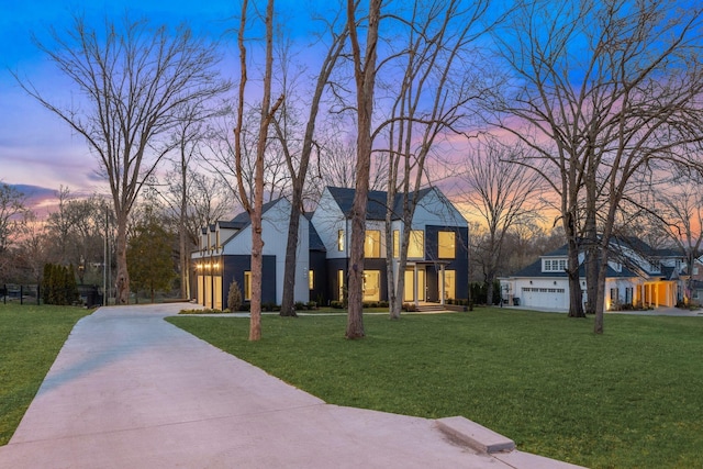 view of front of property featuring a lawn