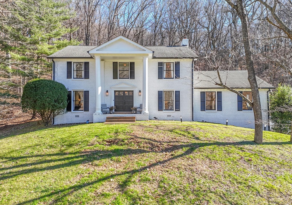 greek revival inspired property featuring a front yard