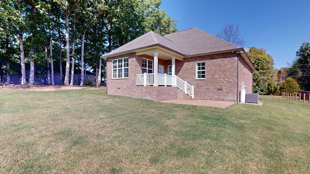 view of front facade featuring a front yard and central AC