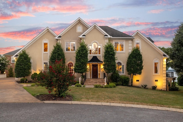 view of front facade featuring a yard