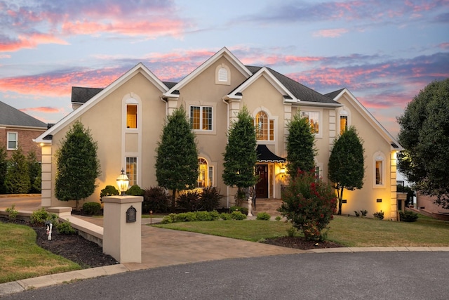 view of front facade featuring a yard