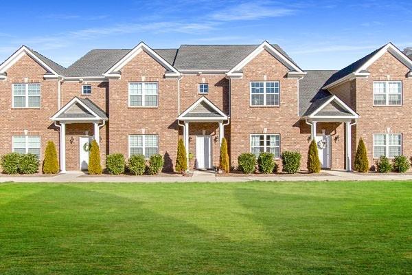 view of front of property featuring a front lawn