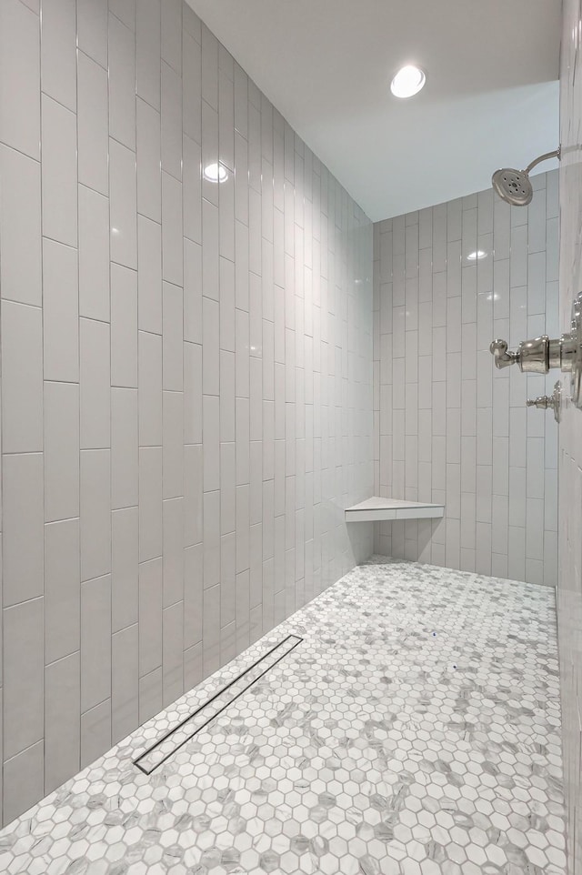 bathroom featuring tiled shower