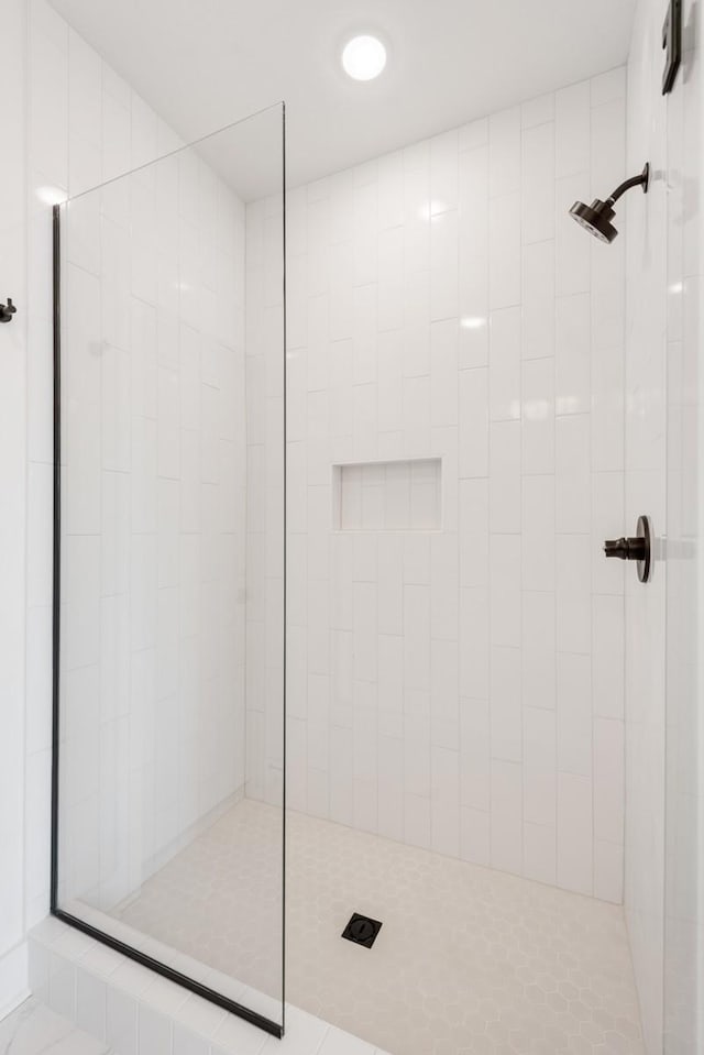 bathroom featuring tiled shower