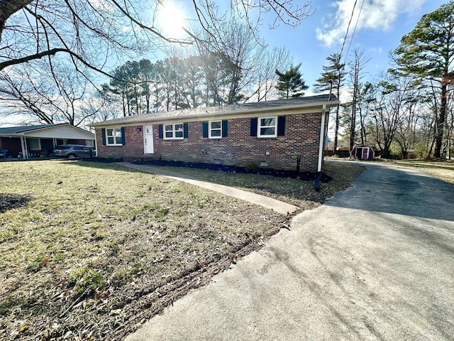 single story home featuring a front lawn