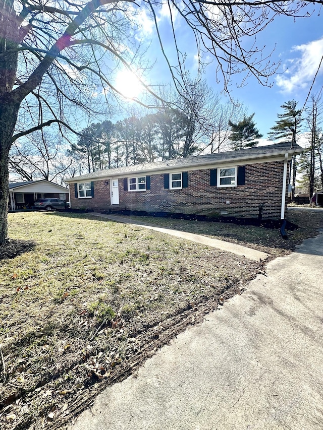 view of front facade with a front yard