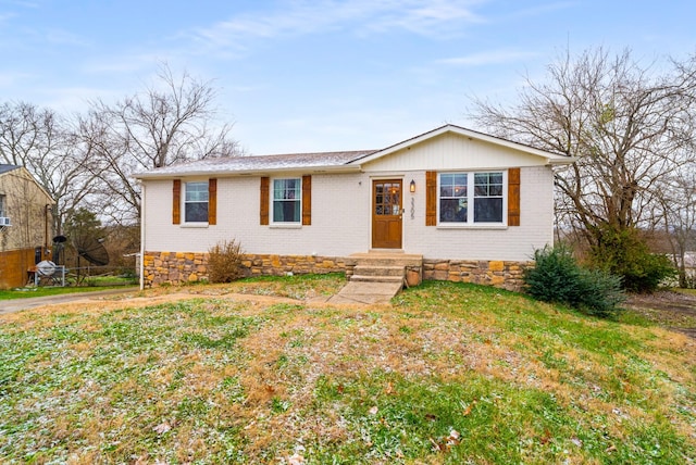 ranch-style house featuring a front yard