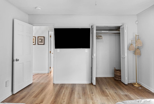 unfurnished bedroom featuring light hardwood / wood-style floors and a closet