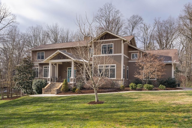 craftsman inspired home featuring a front lawn