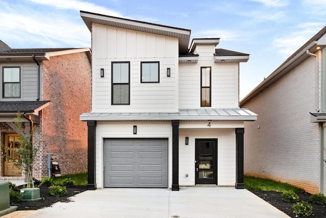 view of front facade featuring a garage