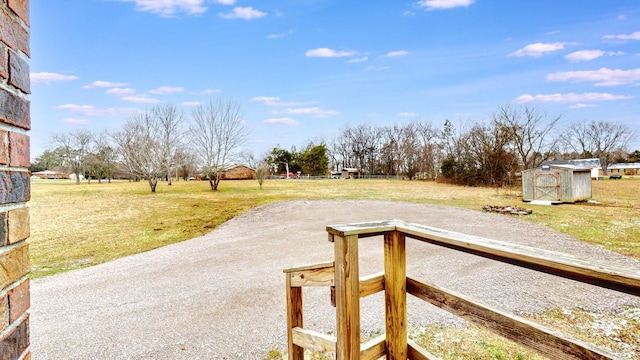 view of yard featuring a shed