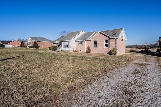 view of front of property featuring a front lawn