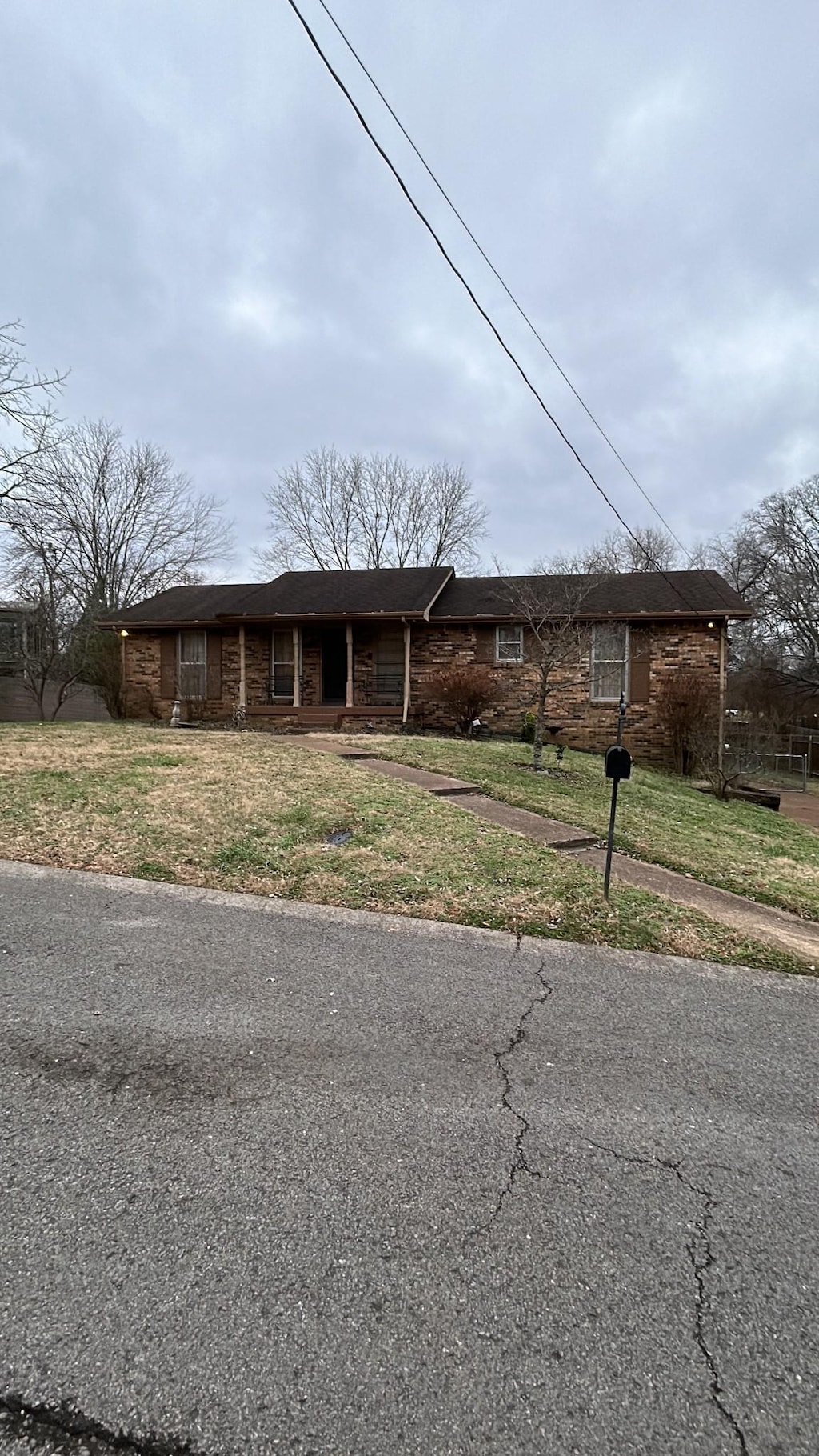 ranch-style home featuring a front lawn