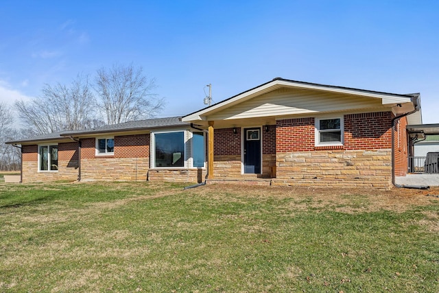 ranch-style home featuring a front lawn