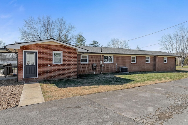 view of front of house with a front yard