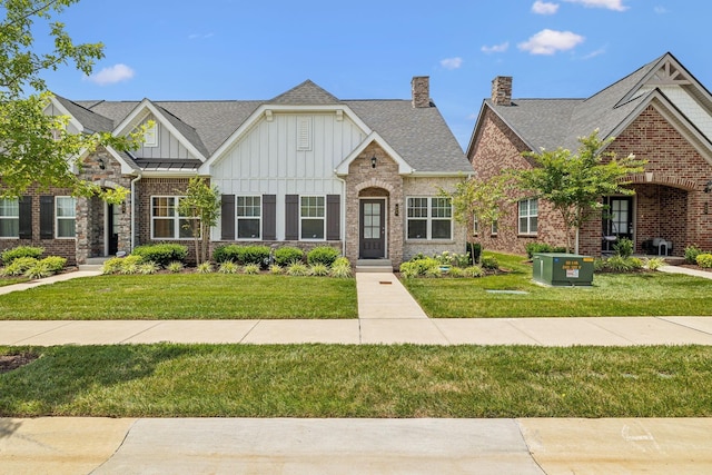 view of front of property featuring a front yard