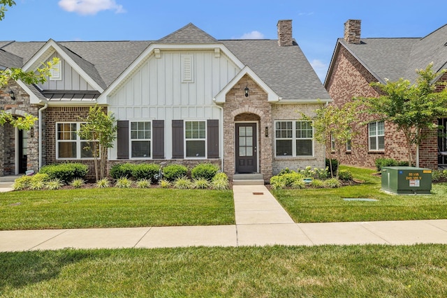 view of front of property featuring a front lawn