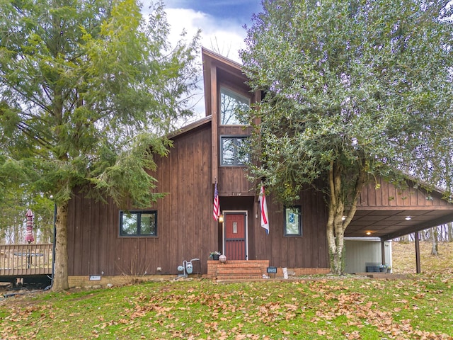 view of front of home featuring a front yard