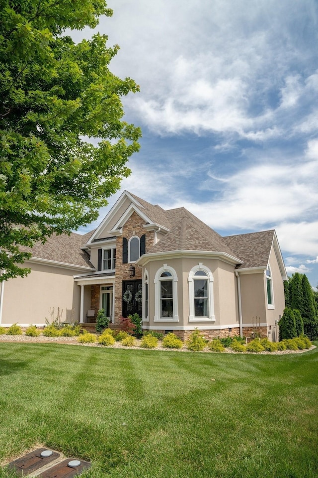 view of front of home featuring a front yard