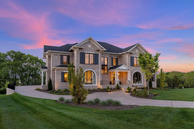 view of front of home featuring a lawn