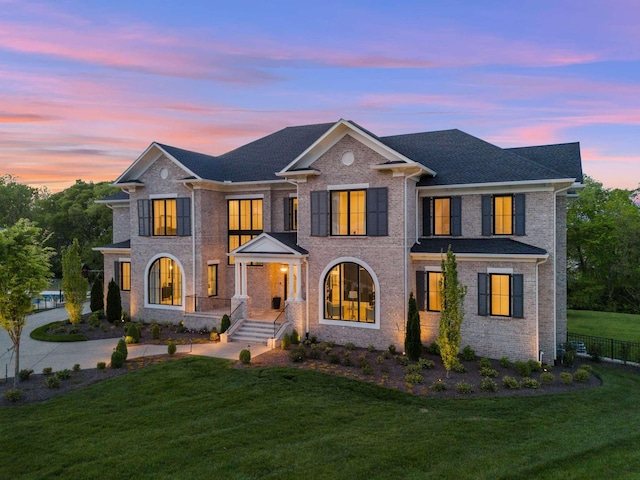 view of front of house featuring a lawn