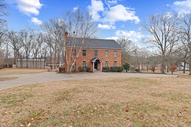 view of front facade with a front lawn