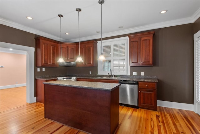 kitchen with sink, decorative light fixtures, light hardwood / wood-style flooring, appliances with stainless steel finishes, and a kitchen island