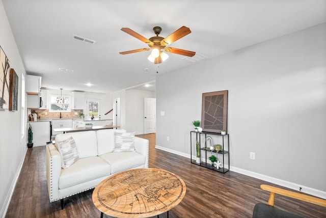living area with visible vents, dark wood-type flooring, a ceiling fan, recessed lighting, and baseboards