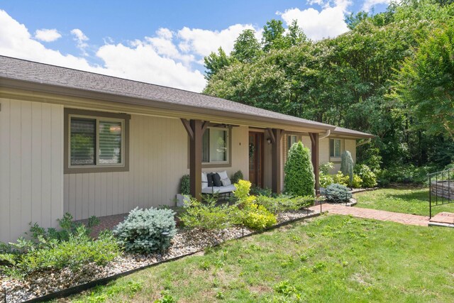 540 N Crest Ct, Chattanooga, TN 37404 - single story home with a front yard and a porch