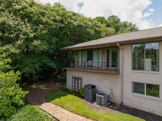 540 N Crest Ct, Chattanooga, TN 37404 - view of side of property featuring central AC unit and brick siding