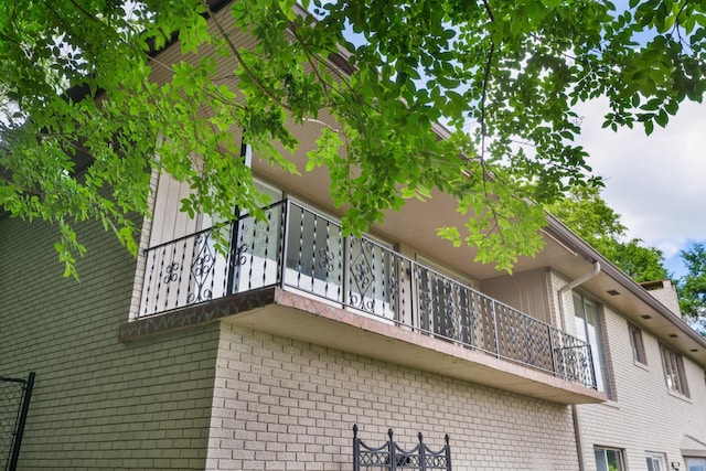 540 N Crest Ct, Chattanooga, TN 37404 - view of side of property with a balcony and brick siding