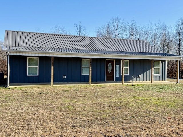 ranch-style home with a front yard