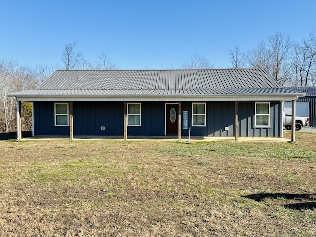 single story home with a front lawn