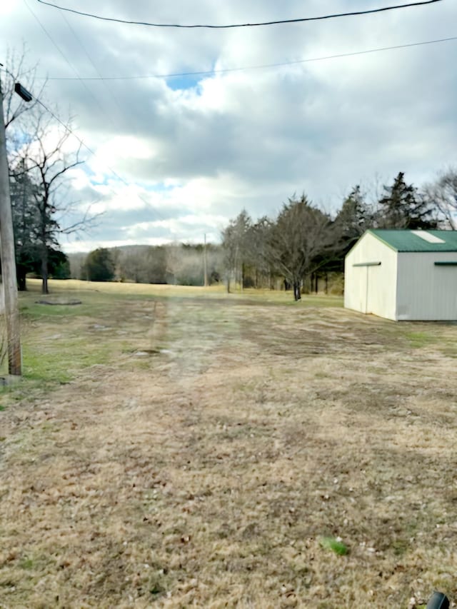 view of yard featuring an outbuilding