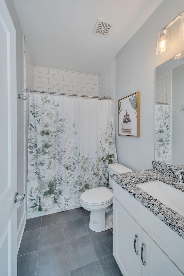 bathroom featuring a shower with curtain, vanity, and toilet