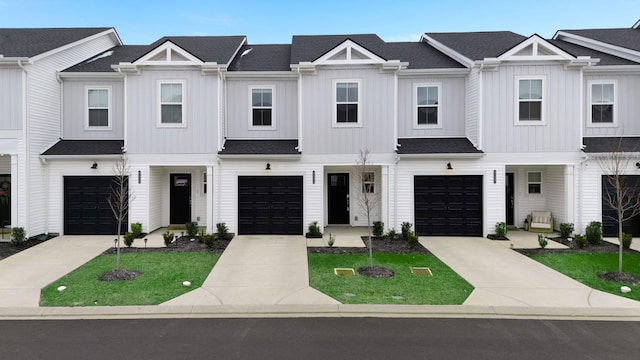 townhome / multi-family property featuring a front yard