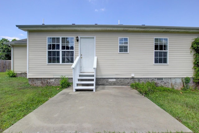 view of front of house featuring a patio and a front yard